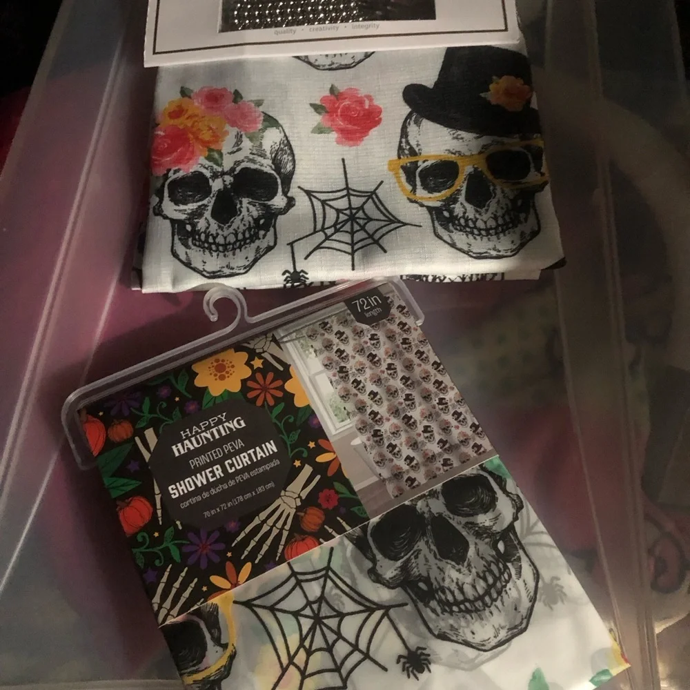 💀 Skull shower curtain set with matching liner